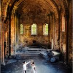 fotograf na ślub i wesele, sesja plenerowa w Pisarzowicach, ruiny kościoła